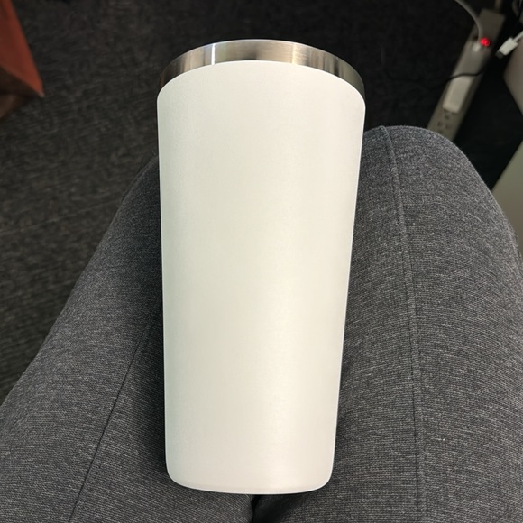 Hydro Flask 28 oz tumbler - Picture 5 of 6